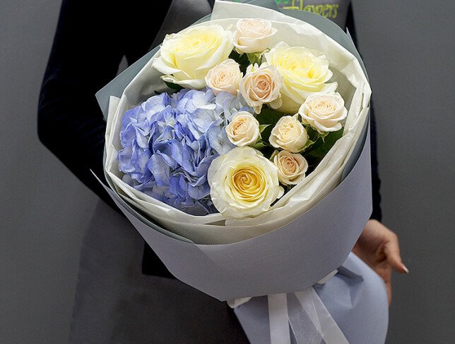 Buchet din hortensie albastră și trandafiri „Șoaptă Delicată” foto