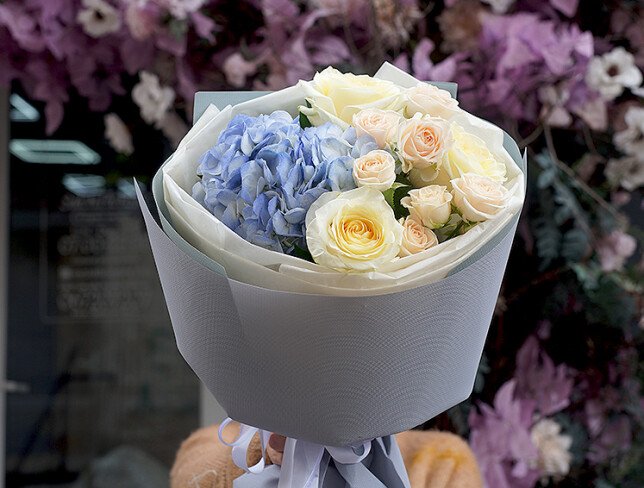Buchet din hortensie albastră și trandafiri „Șoaptă Delicată” foto
