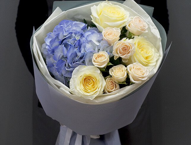 Buchet din hortensie albastră și trandafiri „Șoaptă Delicată” foto