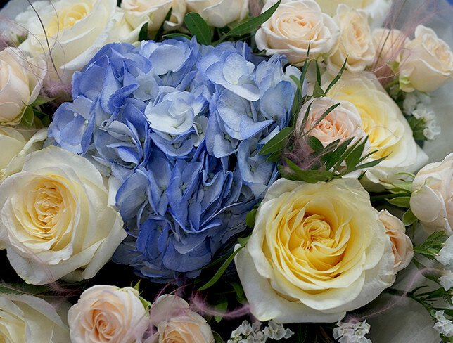 Buchet cu hortensie albastră și trandafiri „Lumina florilor” foto