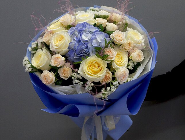 Buchet cu hortensie albastră și trandafiri „Lumina florilor” foto