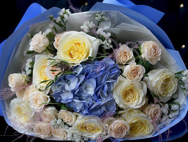 Buchet cu hortensie albastră și trandafiri „Lumina florilor” foto