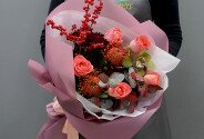 Buchet din trandafiri coral si leucospermum — foto 1