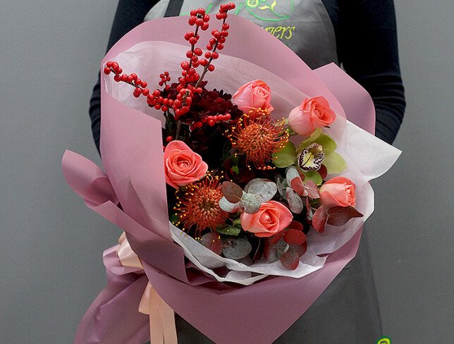 Buchet din trandafiri coral si leucospermum