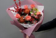 Buchet din trandafiri coral si leucospermum — foto 2