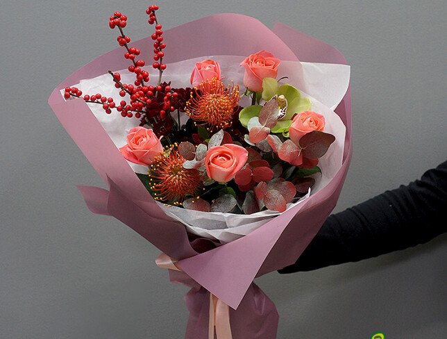 Buchet din trandafiri coral si leucospermum — foto 2