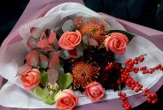 Buchet din trandafiri coral si leucospermum — foto 4