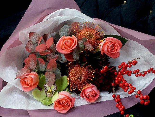 Buchet din trandafiri coral si leucospermum — foto 4