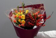 Buchet cu trandafiri de tufa şi ilex — foto 1