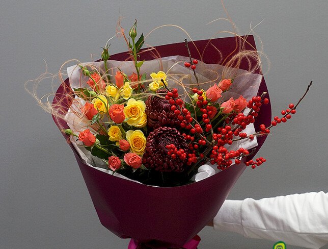 Buchet cu trandafiri de tufa şi ilex