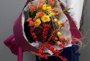 Buchet cu trandafiri de tufa şi ilex — foto 3