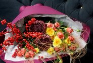 Buchet cu trandafiri de tufa şi ilex — foto 4