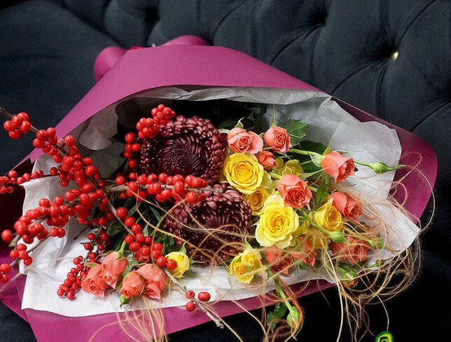 Buchet cu trandafiri de tufa şi ilex — foto 4