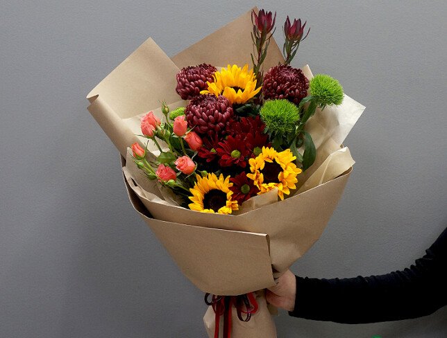Buchet cu floarea-soarelui și crizanteme burgundy Bigoudi