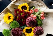 Buchet cu floarea-soarelui și crizanteme burgundy Bigoudi — foto 4
