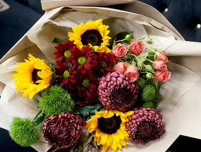 Buchet cu floarea-soarelui și crizanteme burgundy Bigoudi — foto 4