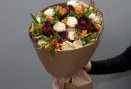 Букет из шаровидных хризантем Bigoudi , кустовых роз и альстромерий — фото 1