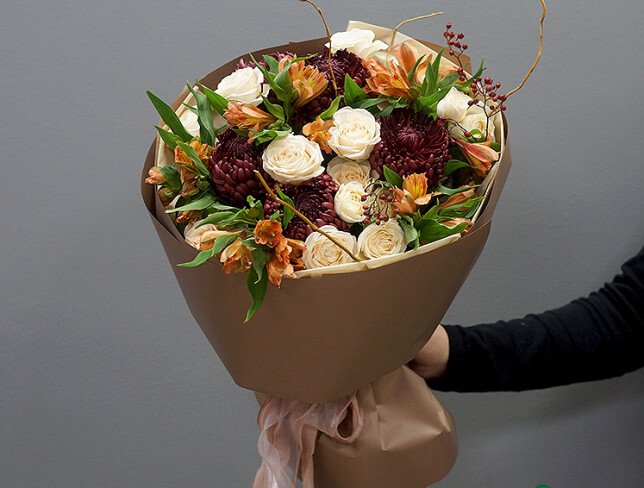 Букет из шаровидных хризантем Bigoudi , кустовых роз и альстромерий