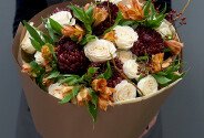 Букет из шаровидных хризантем Bigoudi , кустовых роз и альстромерий — фото 2