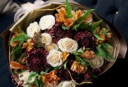 Букет из шаровидных хризантем Bigoudi , кустовых роз и альстромерий — фото 4