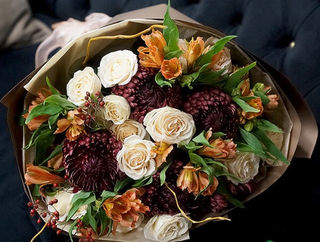 Букет из шаровидных хризантем Bigoudi , кустовых роз и альстромерий — фото 4