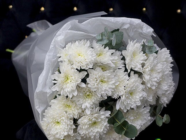 Buchet din 5 crizanteme albe cu eucalipt foto