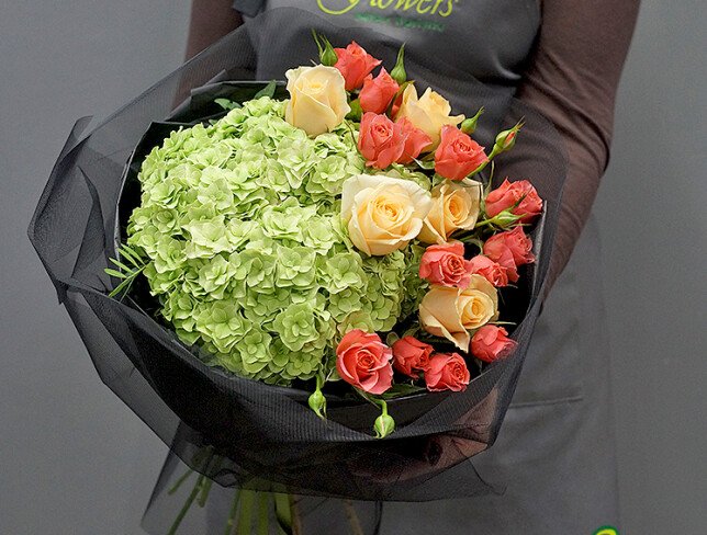 Bouquet of green hydrangea and roses ‘Harmony of Freshness’ photo