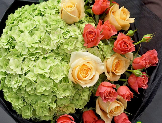 Bouquet of green hydrangea and roses ‘Harmony of Freshness’ photo