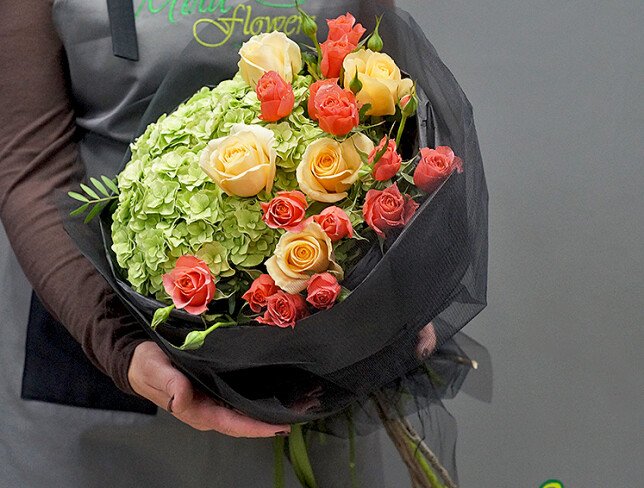Bouquet of green hydrangea and roses ‘Harmony of Freshness’ photo