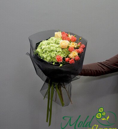 Bouquet of green hydrangea and roses ‘Harmony of Freshness’ photo 394x433