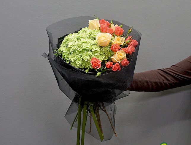 Bouquet of green hydrangea and roses ‘Harmony of Freshness’ photo