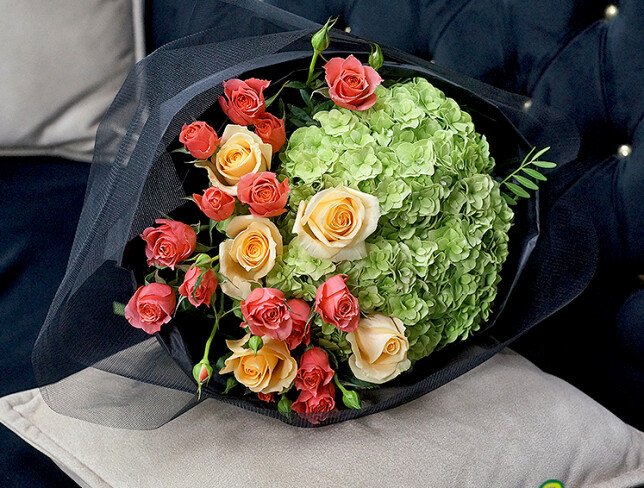 Bouquet of green hydrangea and roses ‘Harmony of Freshness’ photo