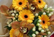 Bouquet of gerberas, orchids and hypericum — photo 2