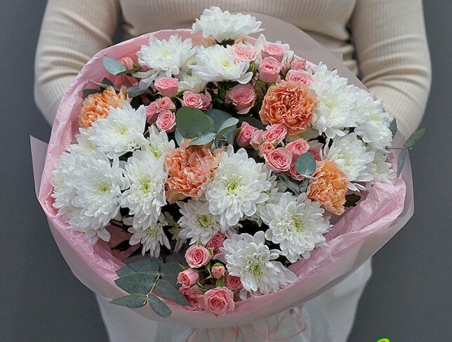 Букет из белых хризантем и розовых кустовых роз "Мягкое сияние" Фото
