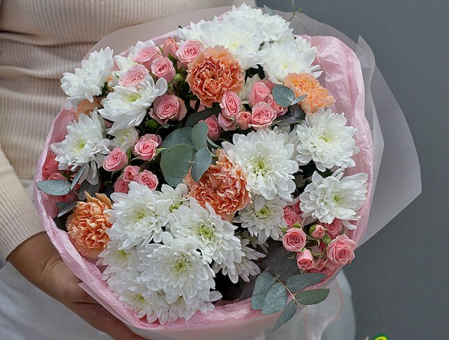 Букет из белых хризантем и розовых кустовых роз "Мягкое сияние" Фото