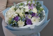 Buchet cu hortensie albă, crizanteme și oxypetalum — foto 1