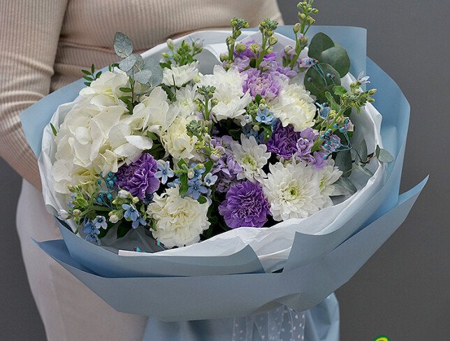 Buchet cu hortensie albă, crizanteme și oxypetalum foto