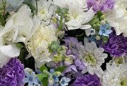 Buchet cu hortensie albă, crizanteme și oxypetalum — foto 2