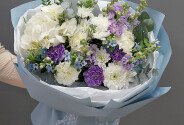 Buchet cu hortensie albă, crizanteme și oxypetalum — foto 3