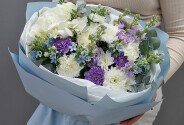 Buchet cu hortensie albă, crizanteme și oxypetalum — foto 4