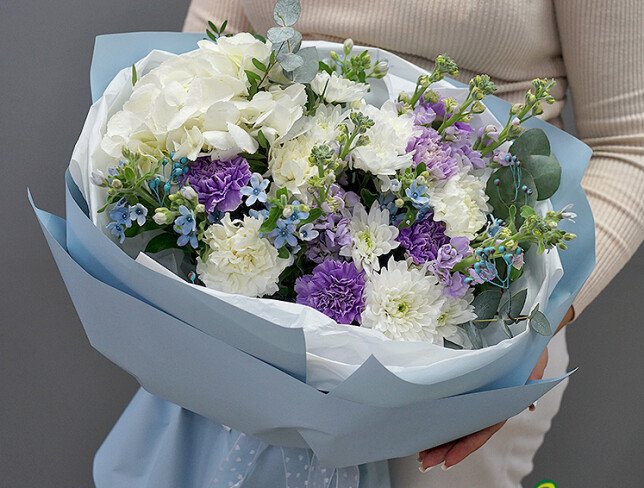 Buchet cu hortensie albă, crizanteme și oxypetalum foto