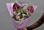 Buchet din alstroemerii, eustome și anthuriume bordo — foto 4