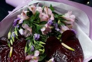 Buchet din alstroemerii, eustome și anthuriume bordo — foto 2