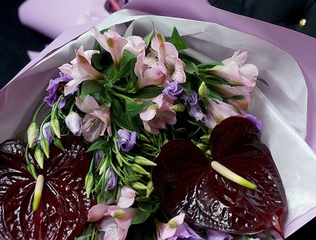 Buchet din alstroemerii, eustome și anthuriume bordo foto