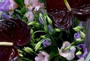 Buchet din alstroemerii, eustome și anthuriume bordo — foto 3
