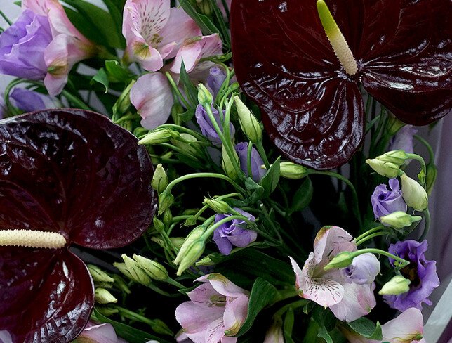 Buchet din alstroemerii, eustome și anthuriume bordo foto