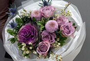 Buchet cu trandafiri „Memory Lane”, crizantemă și brasică — foto 3