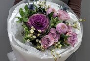 Buchet cu trandafiri „Memory Lane”, crizantemă și brasică — foto 4