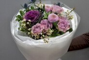 Buchet cu trandafiri „Memory Lane”, crizantemă și brasică — foto 5