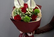Buchet cu trandafiri roșii, romanițe și anthurium — foto 1